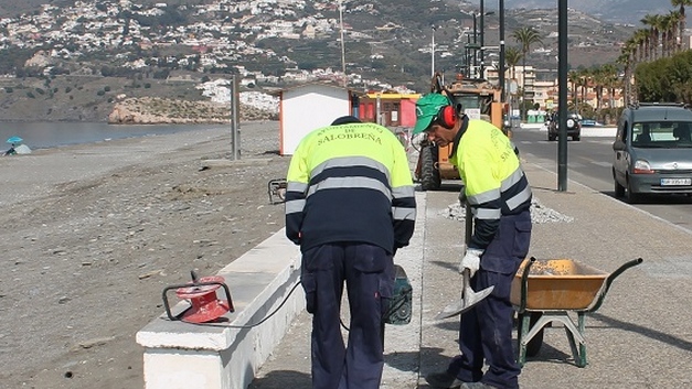 Trabajadores municipales en el Paseo Marítimo de Salobreña.